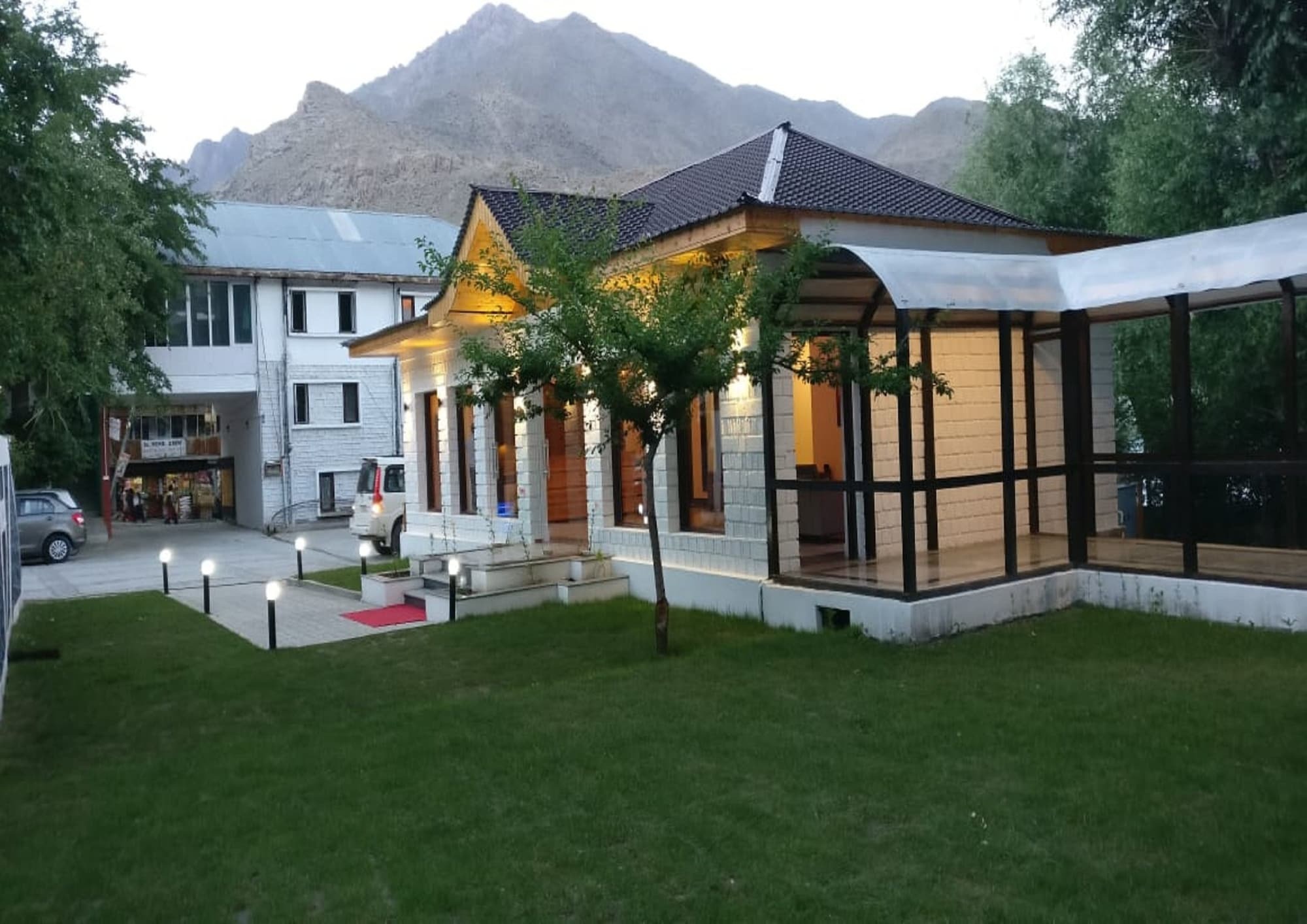 Hotel The Kargil Esterno foto